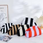 Zomerse strandclutch voor dames, gebreid, gestreept, contrasterende kleur, kleine clutch, geweven tas voor zomerstranden, winkelen, reizen, zwart/goud.