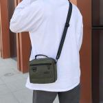 CHDWEY Umhängetaschen für Herren Crossbody Taschen Nylon Männer Handtasche Kleine lässige Reisetasche Klassische Reine Farbe Umhängetasche Hohe Qualität Messenger Bag(Black)