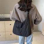 LEEINTO 2024 Schoudertas Gewatteerde Nylon Onderarm Tas Voor Meisjes Vrouwen Effen Oksel Tas Grote Capaciteit Handtas, zwart