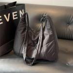 LEEINTO 2024 Schoudertas Gewatteerde Nylon Onderarm Tas Voor Meisjes Vrouwen Effen Oksel Tas Grote Capaciteit Handtas, beige