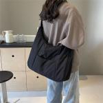 LEEINTO 2024 Schoudertas Gewatteerde Nylon Onderarm Tas Voor Meisjes Vrouwen Effen Oksel Tas Grote Capaciteit Handtas, zwart